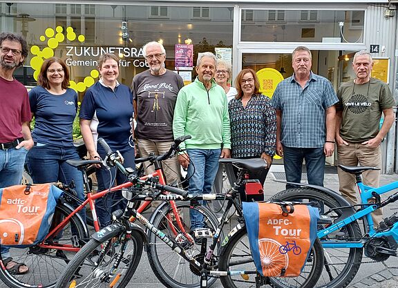 Vorstandsteam mit Fahrrädern vor dem Zukunftsraum