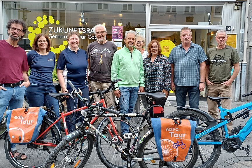 Mitgliederversammlung 2026 Vorstandsteam mit Fahrrädern vor dem Zukunftsraum